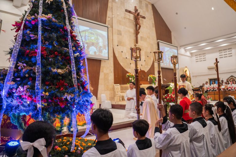 Perayaan Hari Raya Natal 2025 di Gereja Paroki Santo Petrus Denpasar Penuh Sukacita dan Kehadiran Tiga Frater